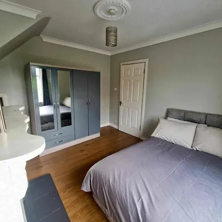 Large 4br - Minutes To Eyre Square & Races بيت للعطل